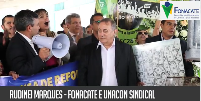 Manifestantes “enterram” Reforma da Previdência