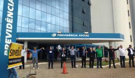 Movimento faz “abraçaço” ao prédio da Previdência Social contra reforma no setor