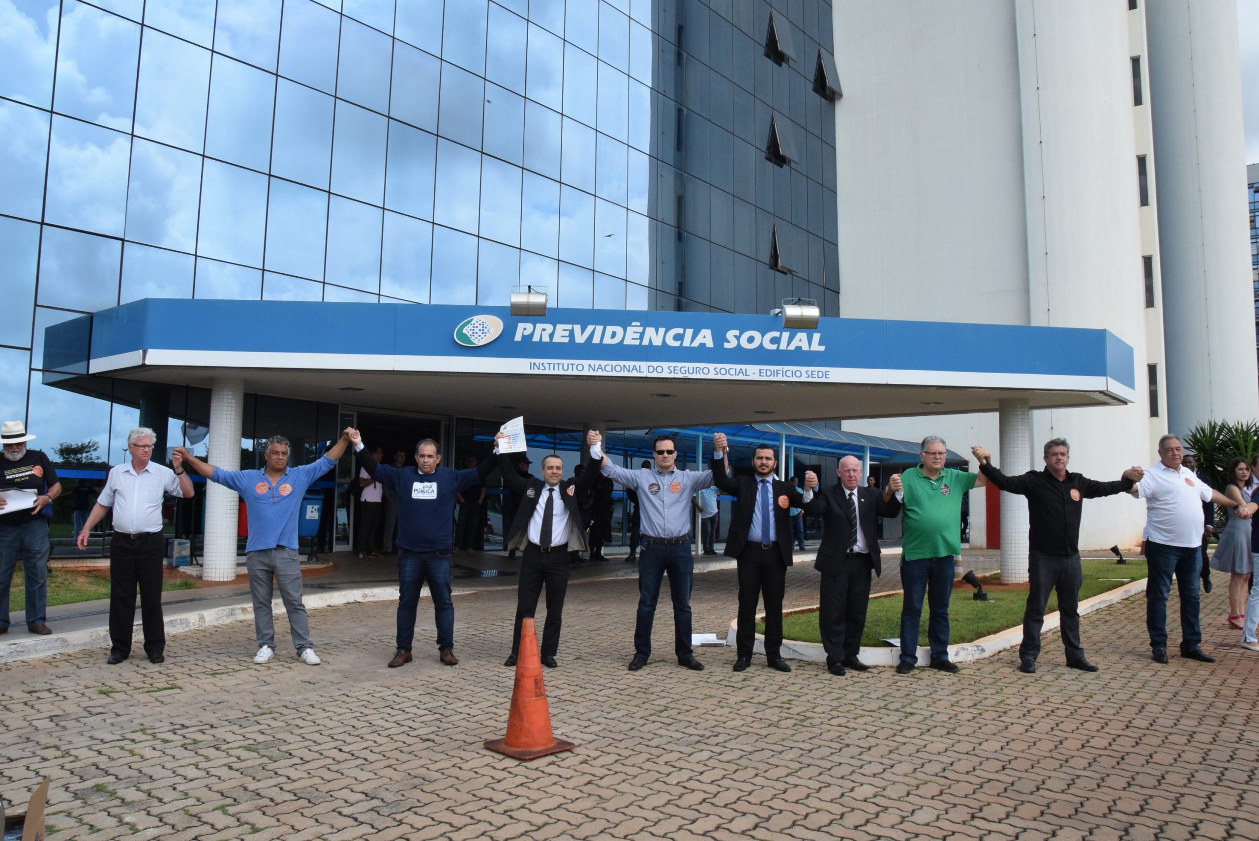 Imprensa repercute “abraçaço” realizado pelo movimento “A Previdência é nossa! Pelo direito de se aposentar”