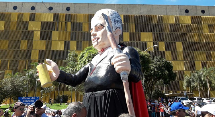 [FONACATE NA MÍDIA]» Servidores protestam contra reforma da Previdência, em frente à Câmara