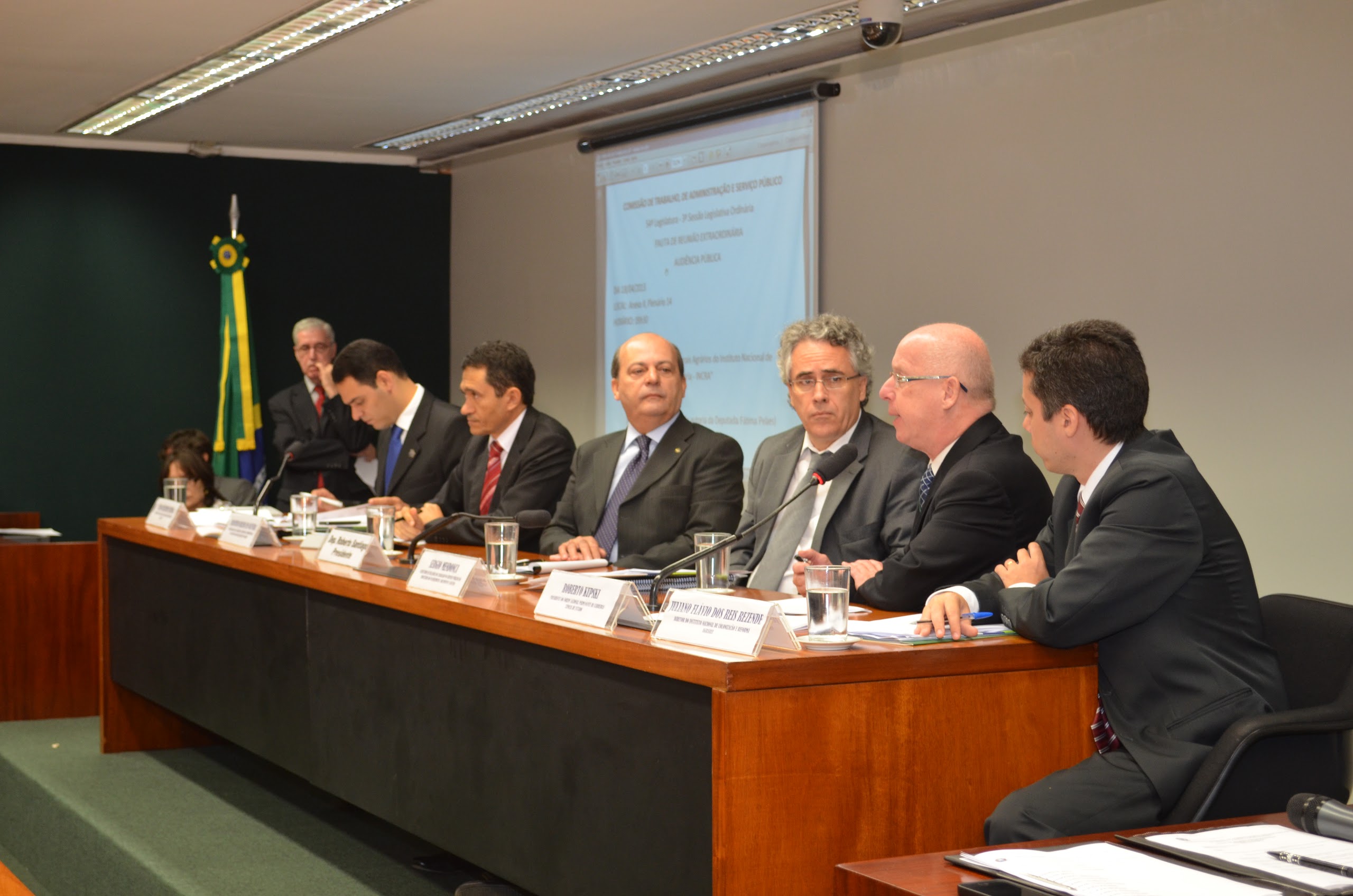 Deputados vão acompanhar negociação salarial entre governo e peritos do Incra