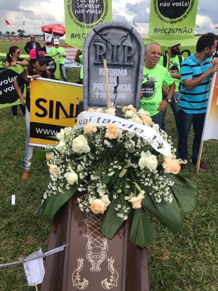 [FONACATE NA MÍDIA]» Manifestantes ‘enterram’ reforma da Previdência em ato em frente à Câmara dos Deputados