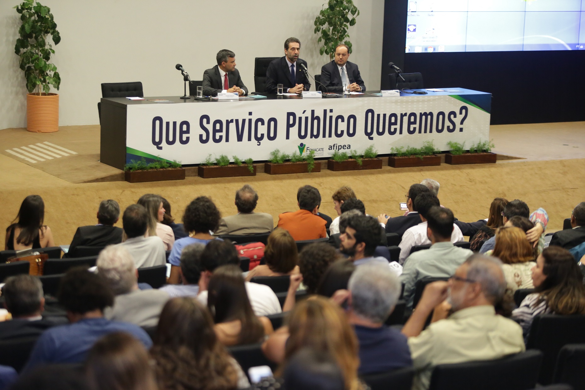 Debate contrapõe justificativas do governo para as reformas no serviço público