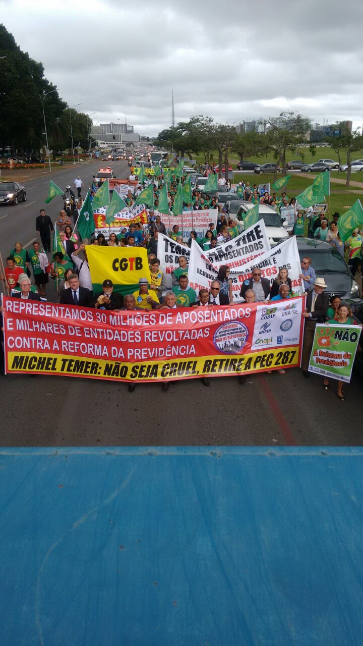 Aposentados fazem marcha até Congresso contra reforma da Previdência