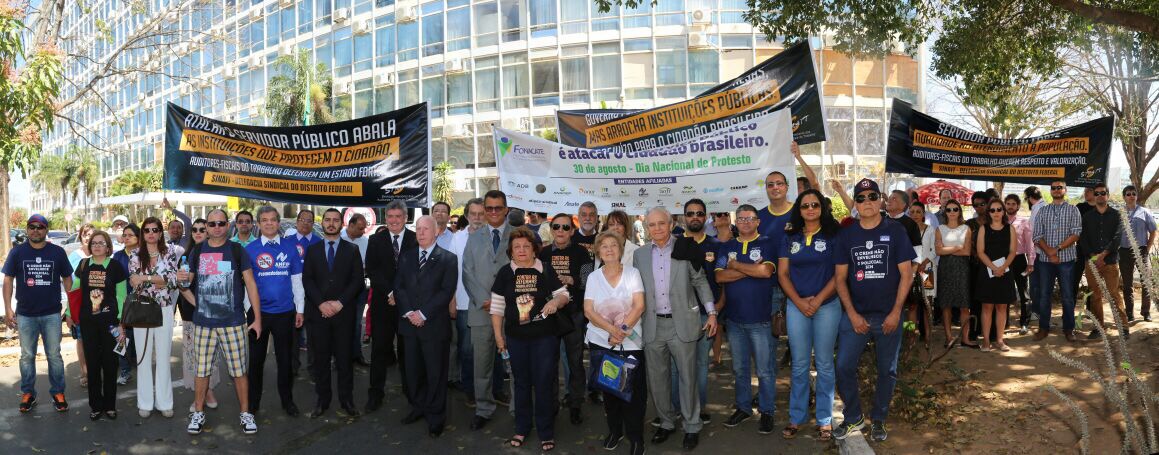 [FONACATE NA MÍDIA]» Servidores indignados com pacote fazem protesto em frente ao MPOG
