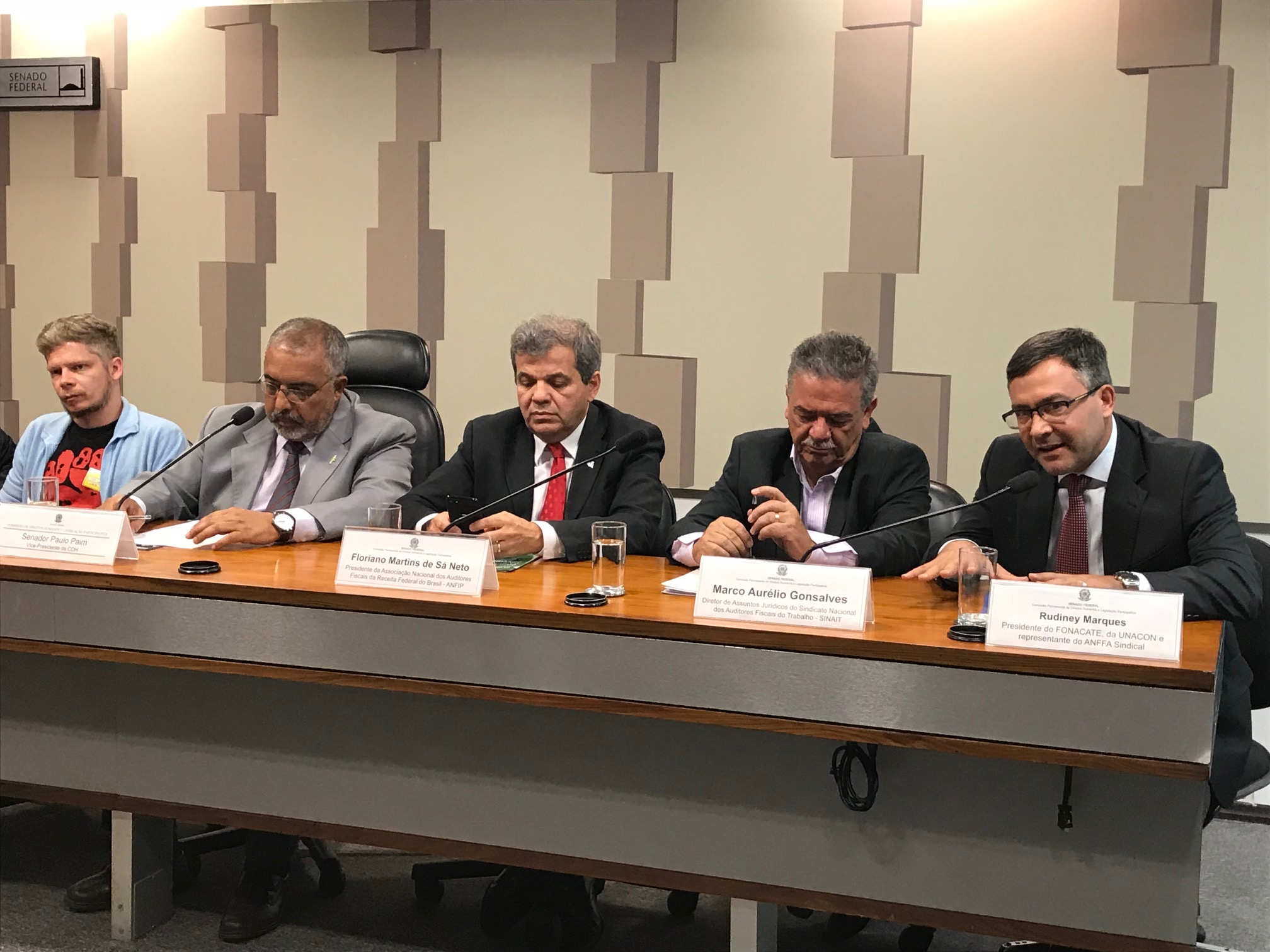 Mobilização» Diante dos ataques do governo aos servidores é hora de começar a debater: Que Serviço Público Queremos?