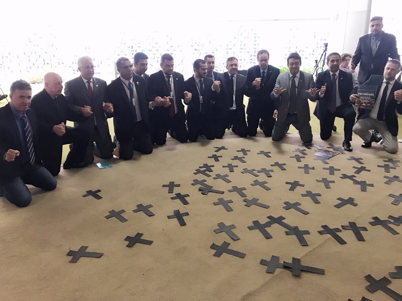 Votação do projeto é adiada para 2018 após servidores enterrarem a PEC 287/2016 no salão verde