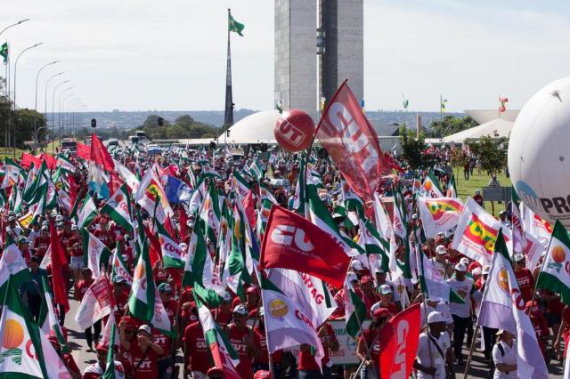 Ato contra a reforma da Previdência em Brasília reúne 10 mil pessoas