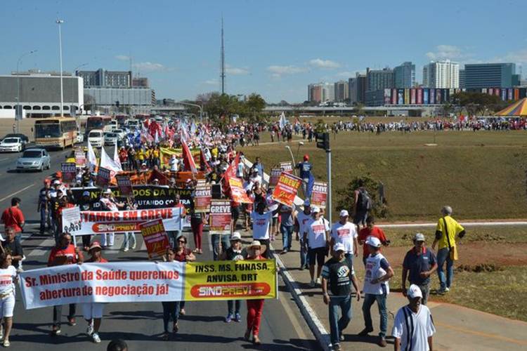 Servidores federais fazem marcha na Esplanada por reajuste salarial