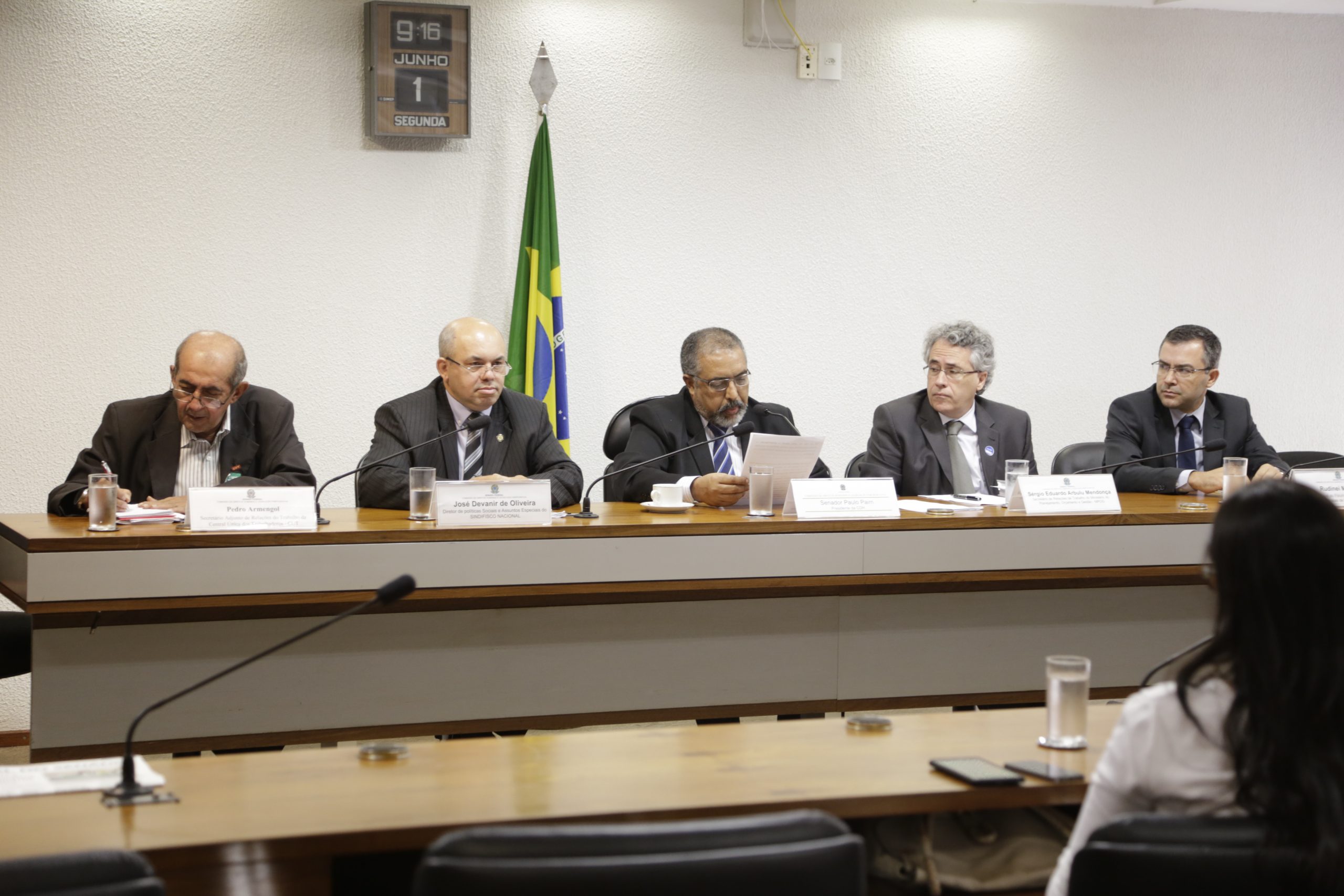 Senador defende regulamentação do direito de greve dos servidores públicos
