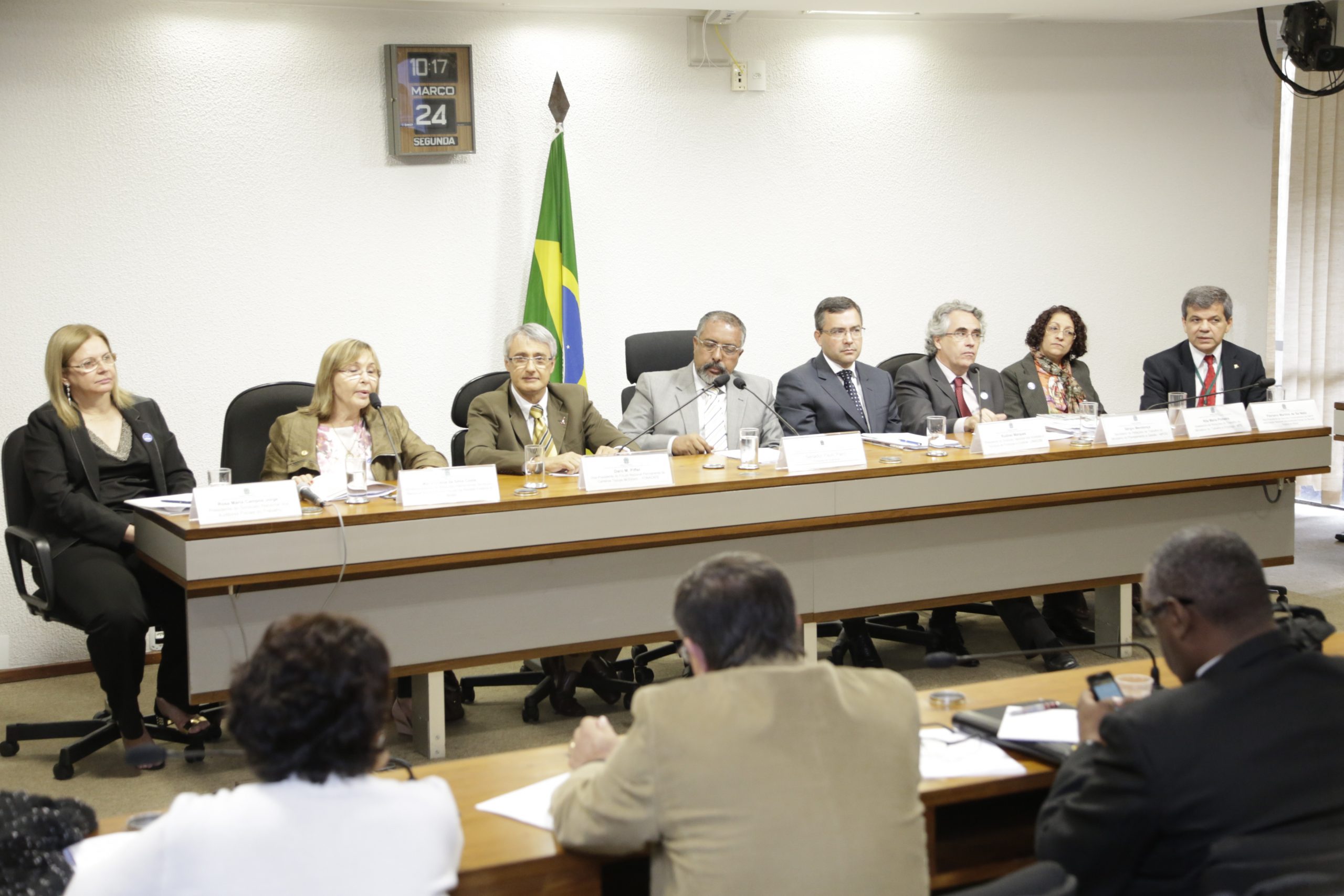 Carreiras de Estado e centrais defendem fortalecimento da negociação coletiva