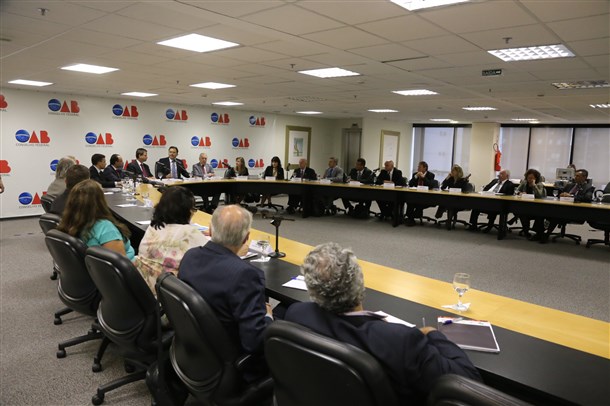 Ato por revisão de dívidas de estados conta com mais de 80 entidades