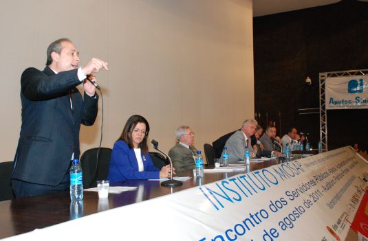 Sindicalistas e parlamentares criticam postura anti-servidor do governo