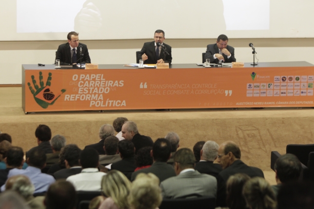 Problema antigo no Brasil, clientelismo é tema do primeiro painel no Seminário
