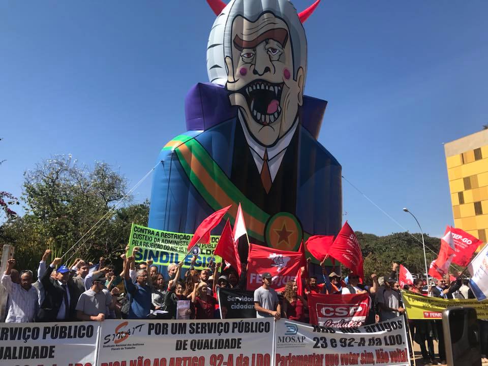 Servidores protestam contra congelamento de salários e benefícios