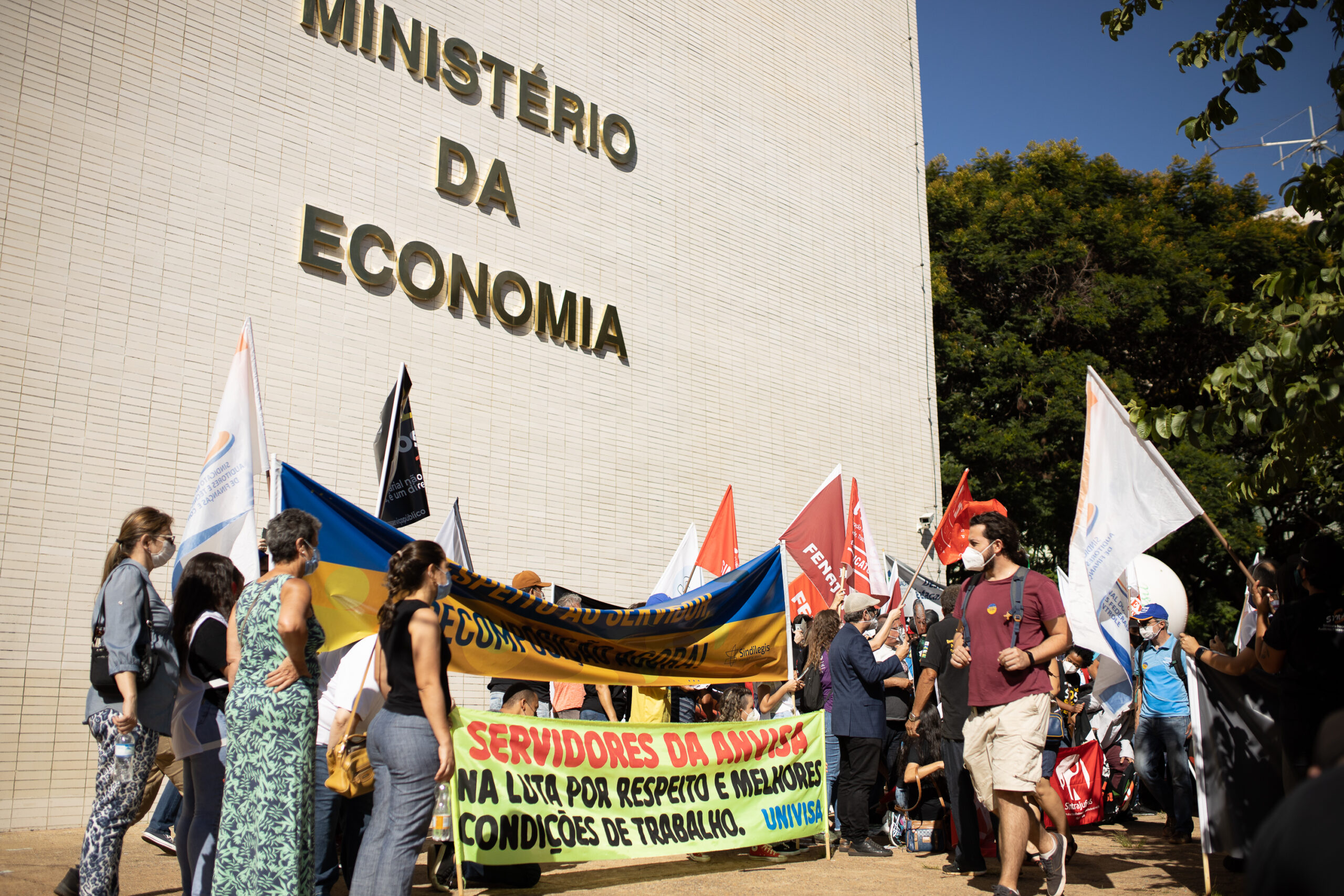 Servidores participam de atos pela recomposição salarial