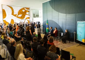 DEBATE» Parlamentares e dirigentes ressaltam que a reconstrução do país passa pelo fortalecimento do serviço público