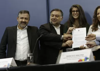 Governo e servidores firmam acordo de reajuste de 9%