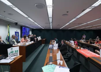 Fonacate e parlamentares defendem arquivamento da PEC 32/2020