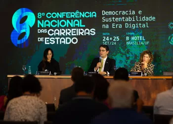 8ª Conferência» Painelistas falam sobre perspectivas para a defesa democracia e a prestação de serviços públicos frente ao avanço tecnológico