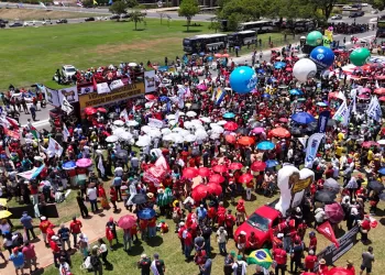 Servidores fazem grande ato na Esplanada contra a Reforma Administrativa