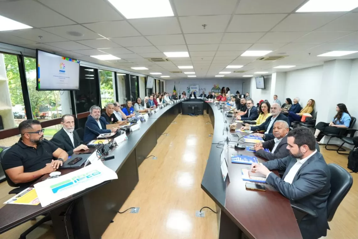 Governo estuda reservar recursos para reajustes dos servidores federais em 2027