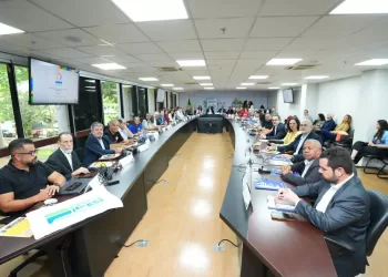 Governo estuda reservar recursos para reajustes dos servidores federais em 2027